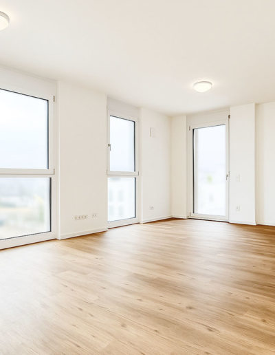 Wohnzimmer mit bodenhohen Fenstern